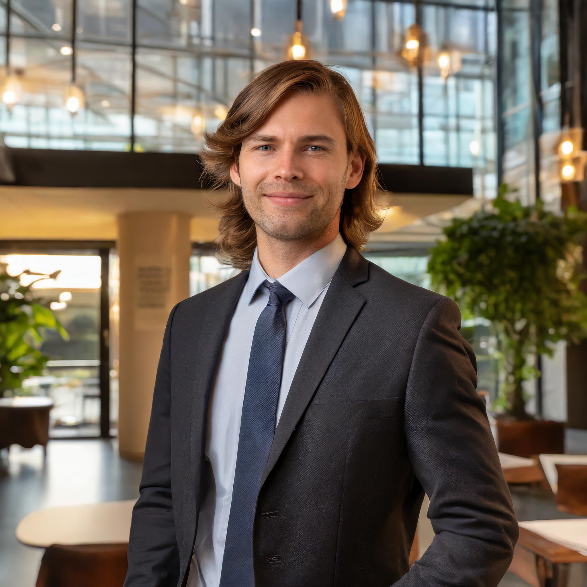 porträt männlicher steuerberater im anzug, professionell, elegant